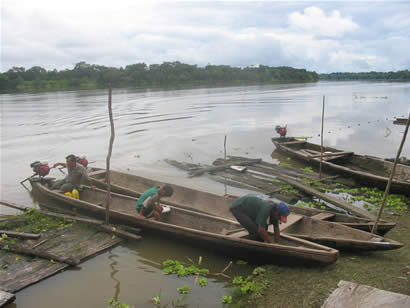 Botes en el rio Amazonas